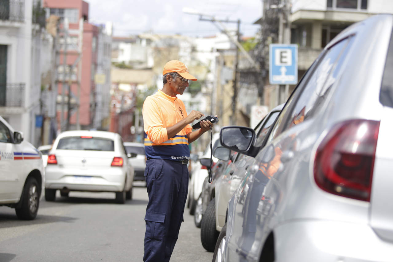 agente de transito fiscaliza carros estacionados na zona azul digital salvador bahia