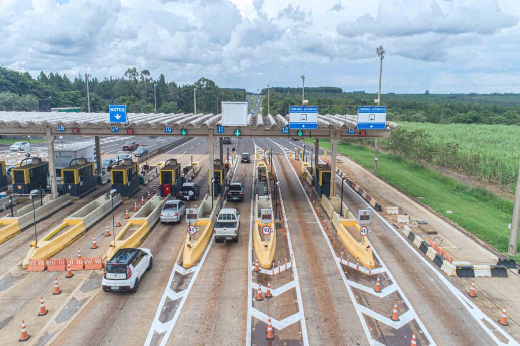 carros passam por pedagio