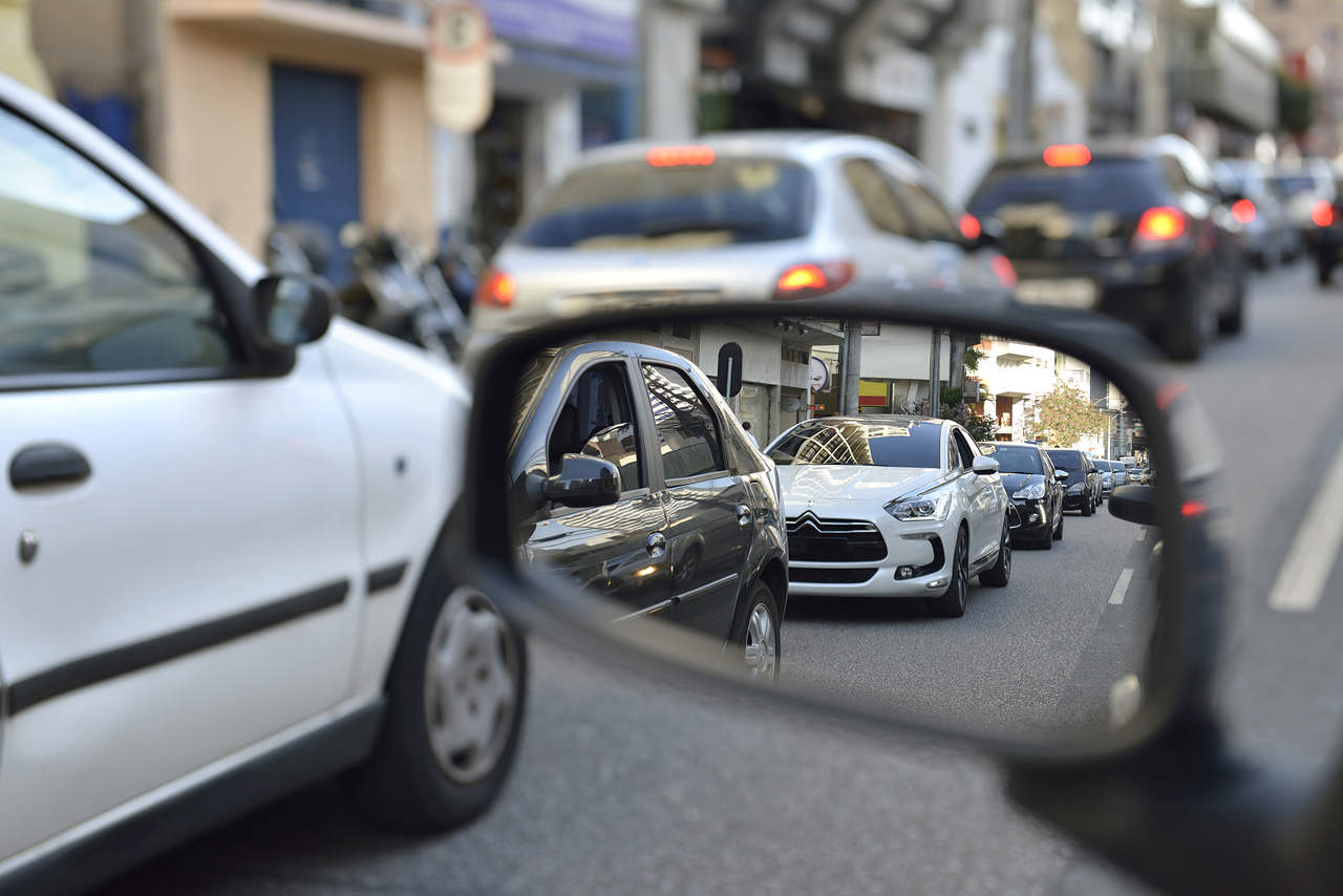 foto do espelho retrovisor de carro parado no transito