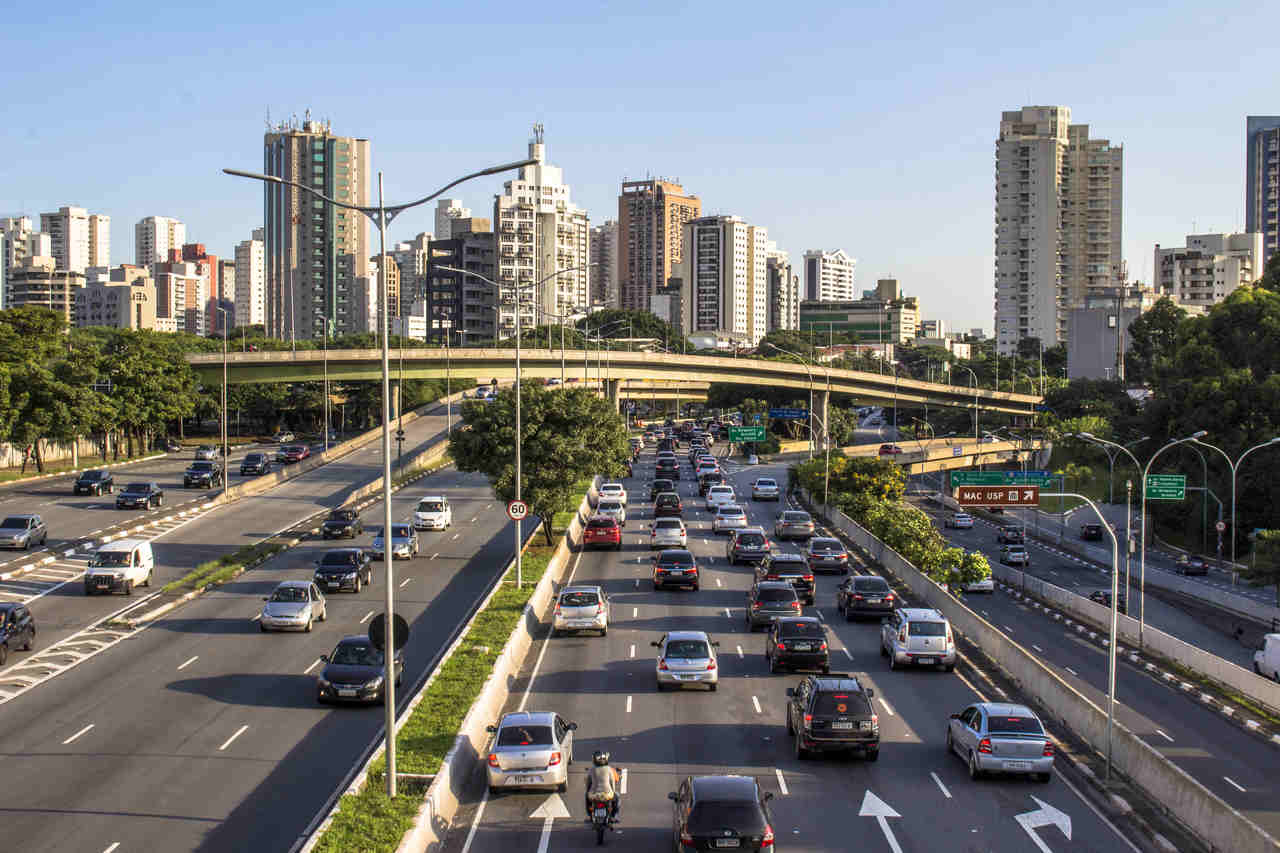 Avenida ibirapuera com muitos carros em São Paulo