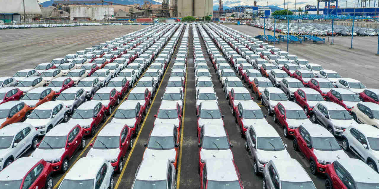 centenas de carros novos enfileirados prontos para serem enviados a concessionaria