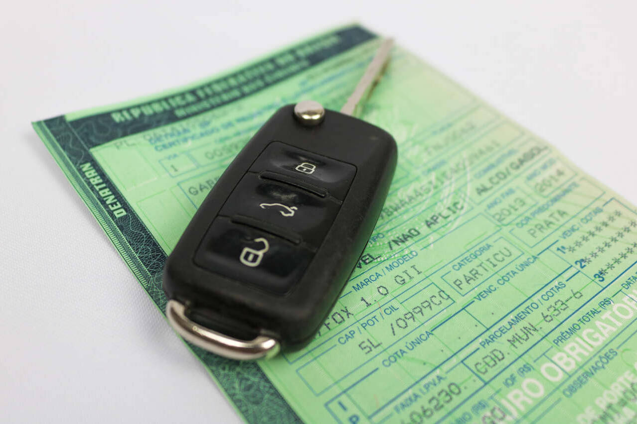 chave de carro sobre documento de transferencia de veiculo sp