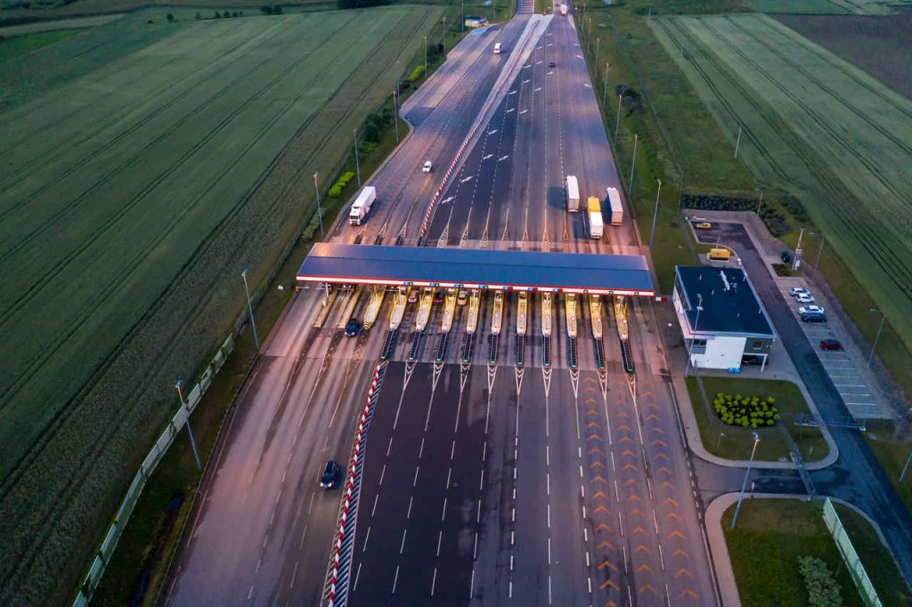 rodovia com estação de pedágio