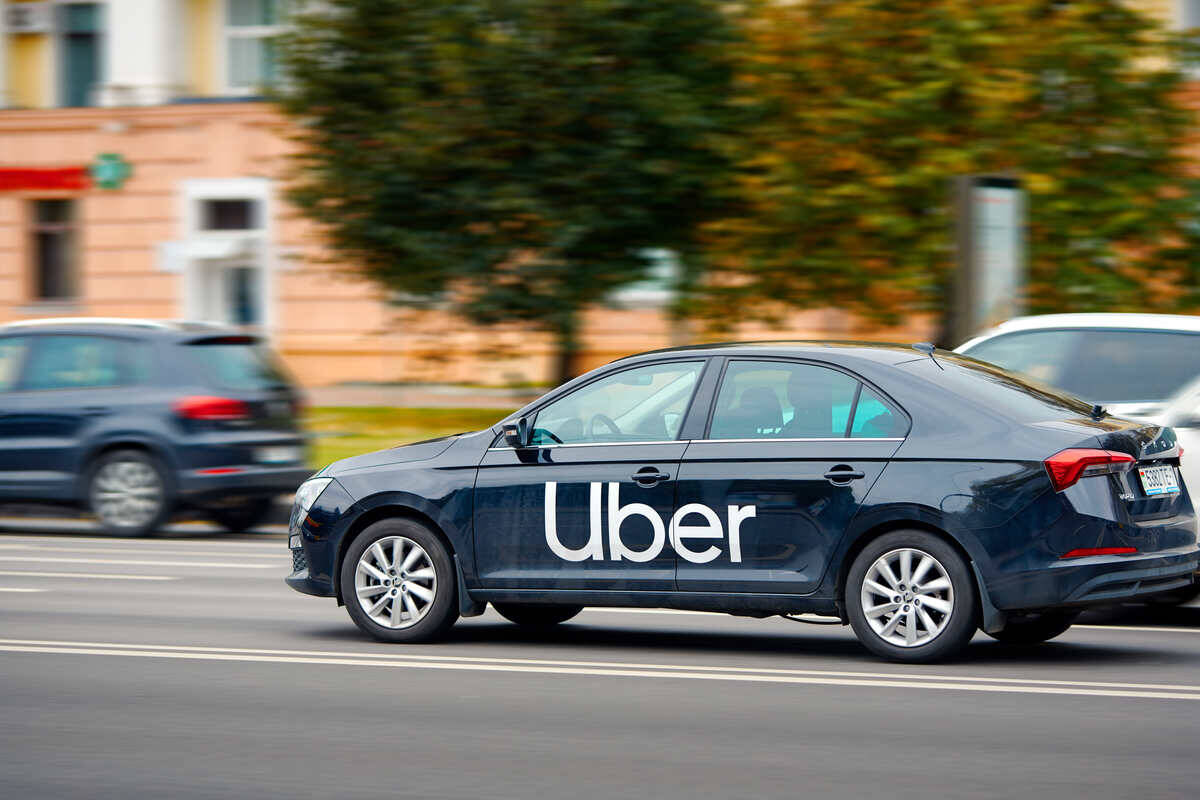 carro uber na rua