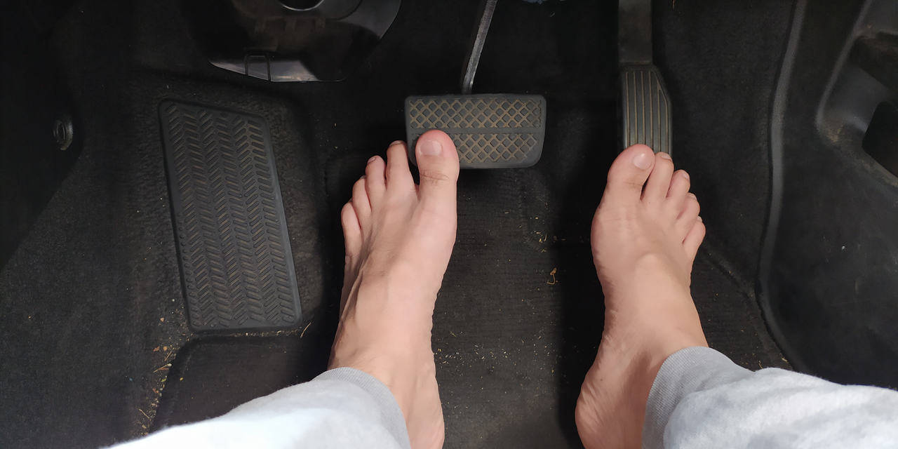 pés descalços no acelerador do carro