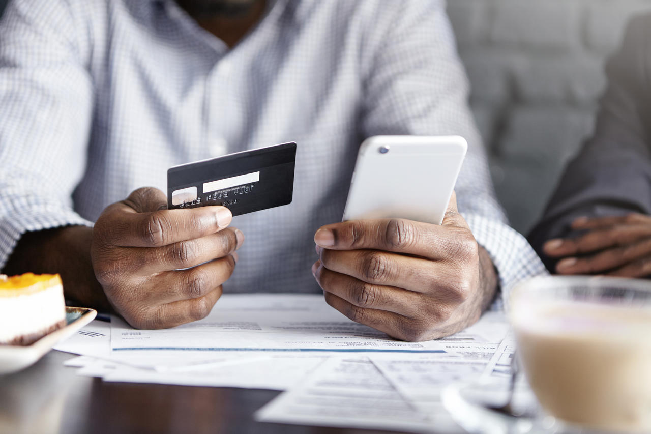 homem usa aplicativo de celular para pagar ipva 2022 parcelado com cartão de crédito