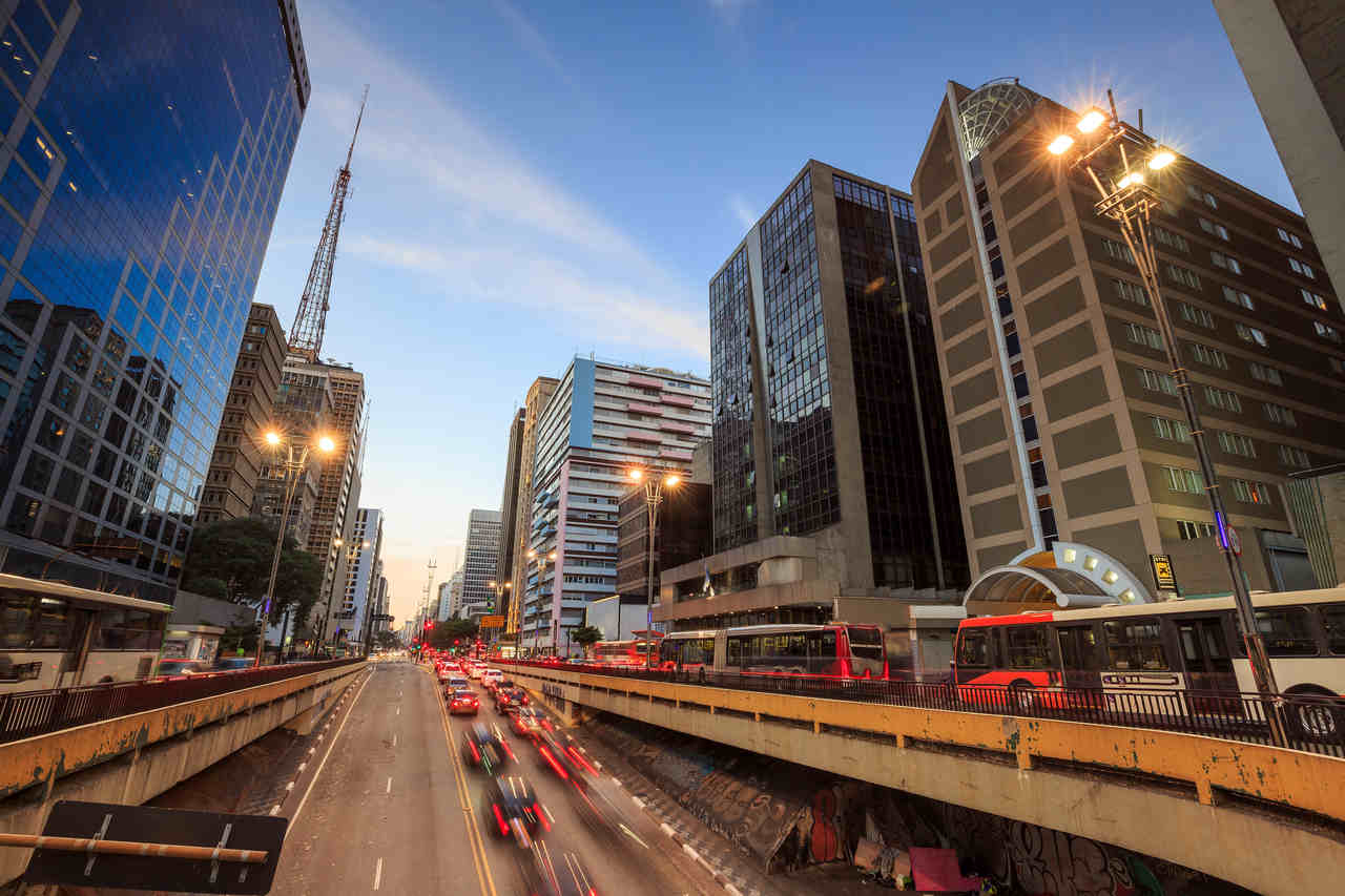 trânsito de veículos na avenida paulista em são paulo