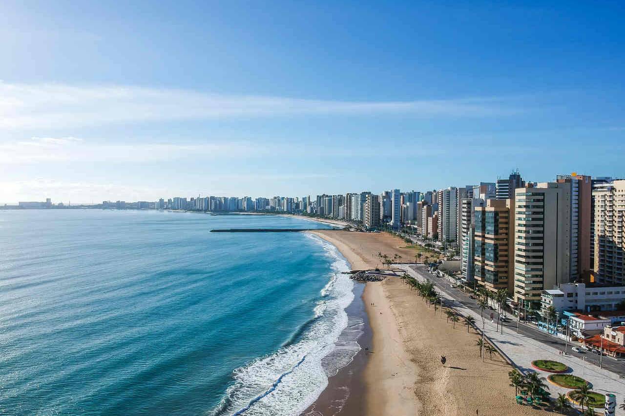 imagem aérea da beira mar em fortaleza ceará