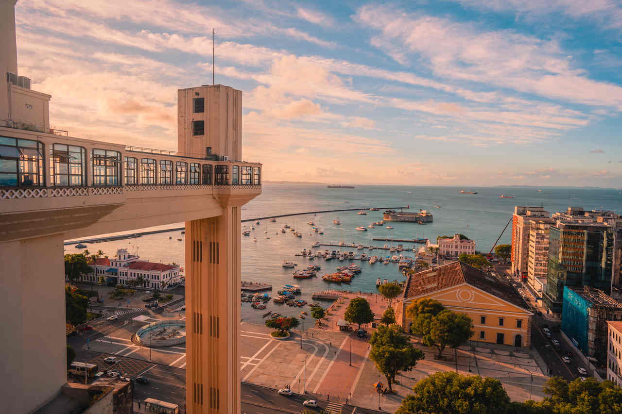 vista do mar do elevador lacerda em salvador na bahia