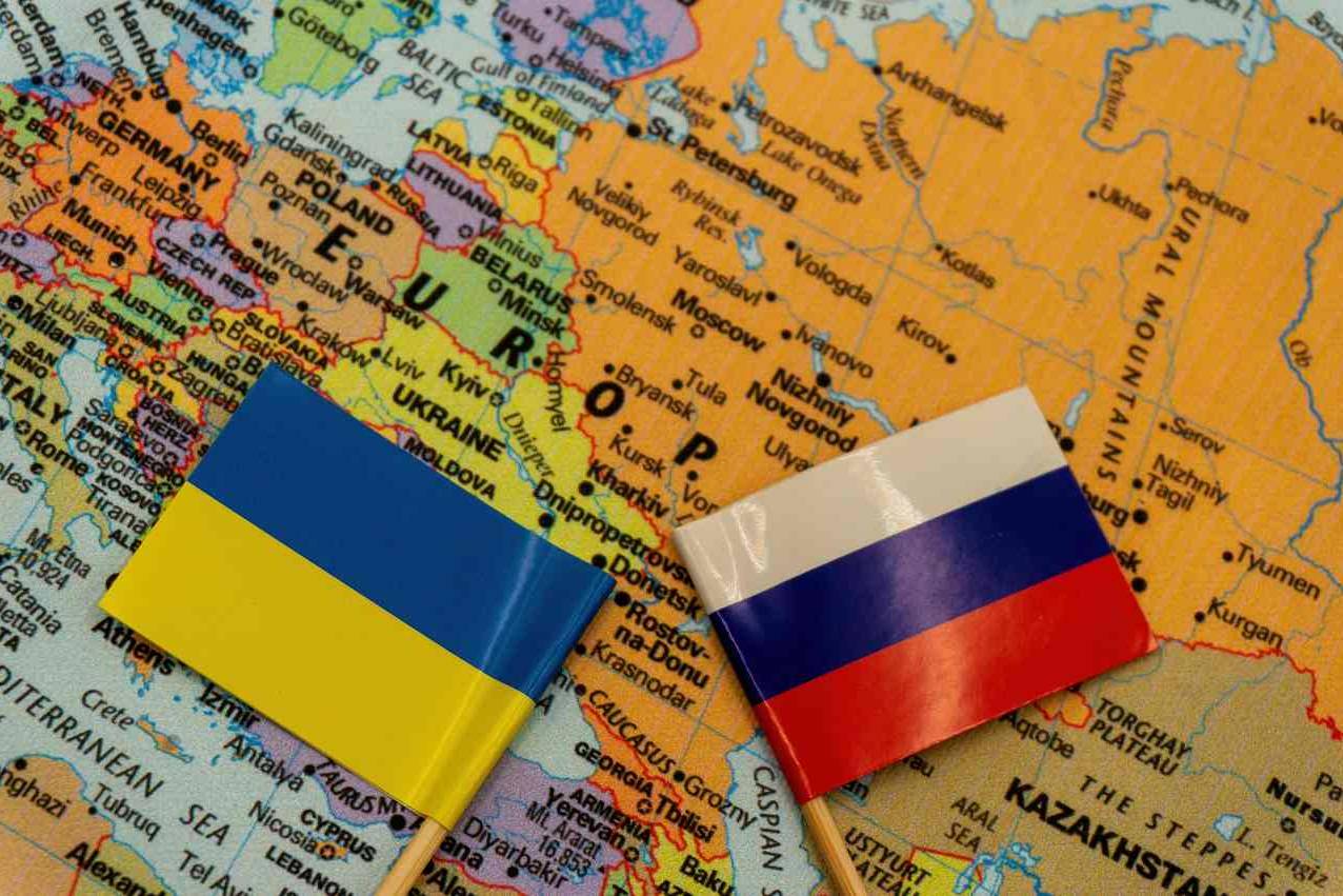 foto de mapa mundi focado na região do leste europeu com bandeiras da rússia e ucrânia