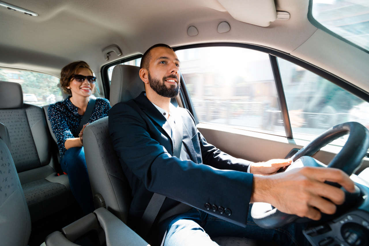 Motoristas usam carros particulares para transportar passageiros