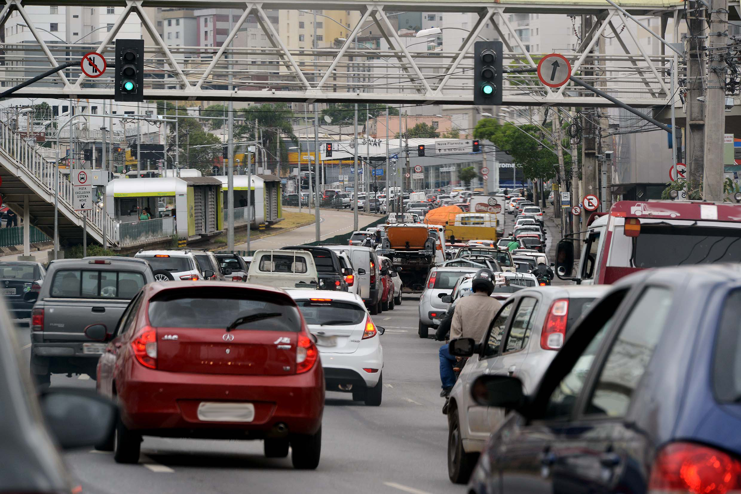 Carros em movimento em avenida de Minas Gerais diante de farol verde. Foto: Gil Leonardi/Imprensa MG