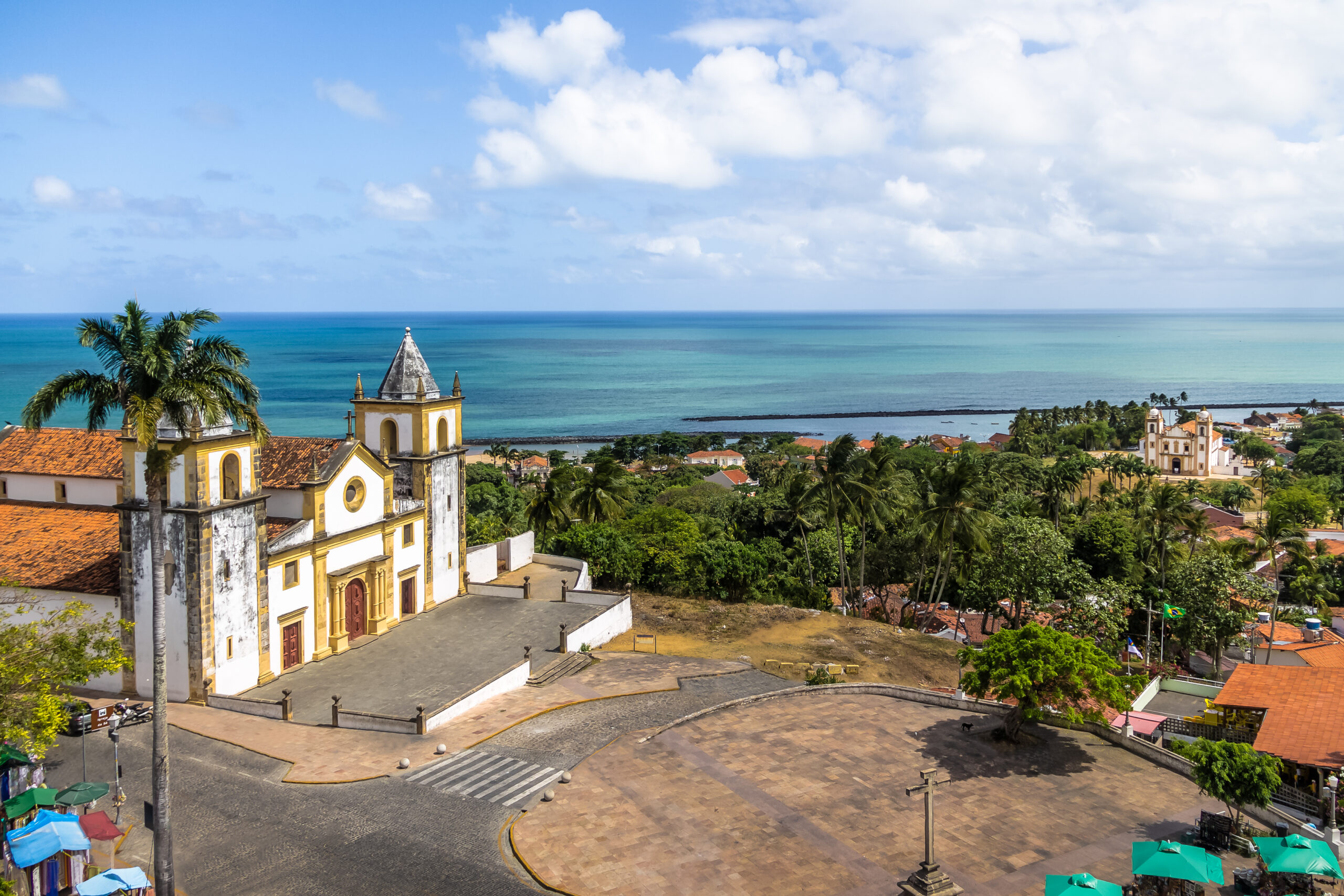 Catedral de Olinda Pernambuco. Mar ao fundo. Igreja no primeiro plano.