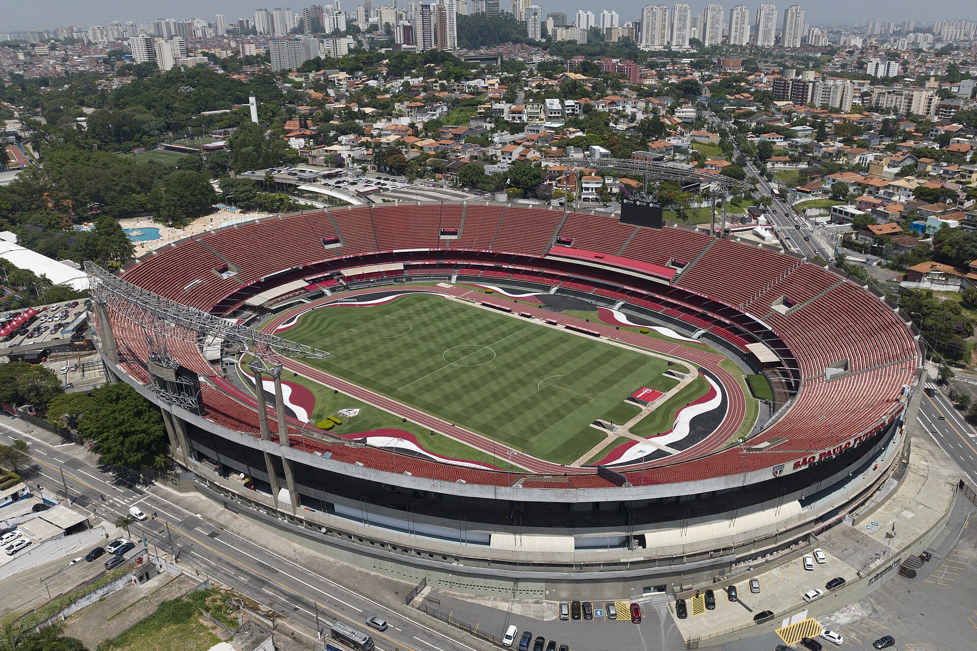 Foto de estádio Morumbis tirada por Arne Museler sob licença CC mostra campo verde e arquibancadas vermelhas, ao redor, um bairro residencial