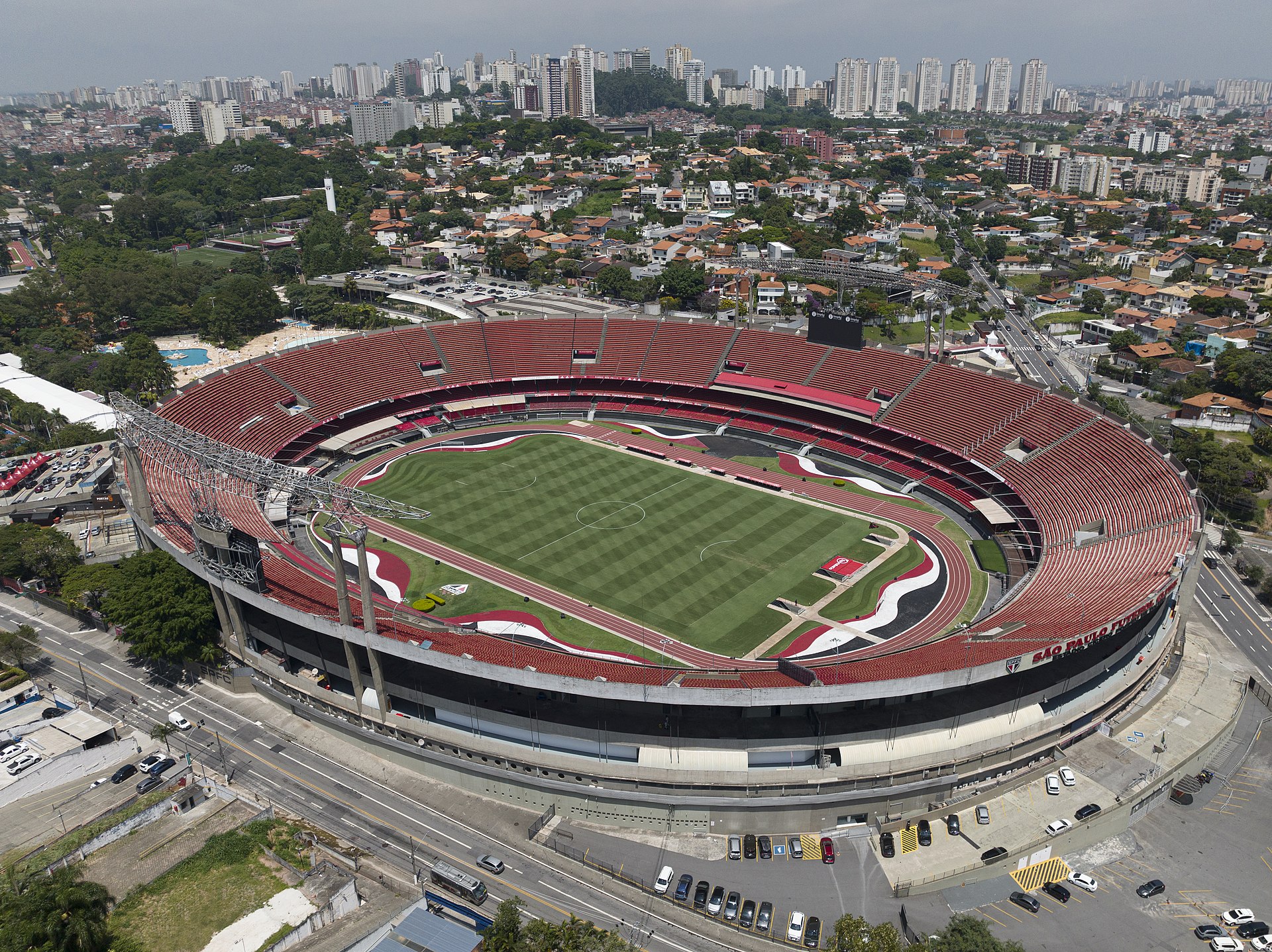 Foto de estádio Morumbis tirada por Arne Museler sob licença CC mostra campo verde e arquibancadas vermelhas, ao redor, um bairro residencial