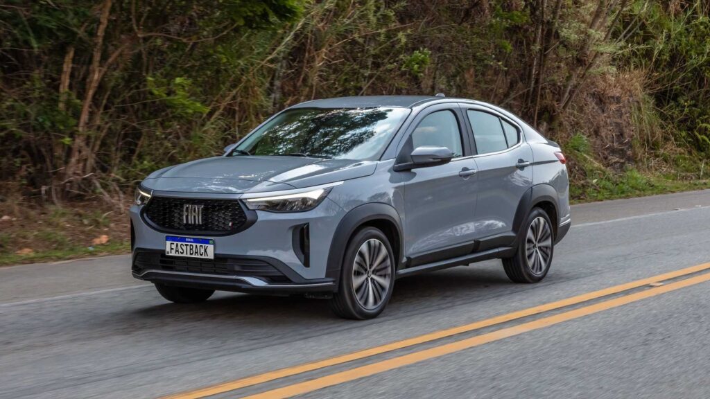 Lei aprovada em 2025 dá isenção para automóveis híbridos e elétricos fabricados em Minas Gerais, como o Fiat Fast Back