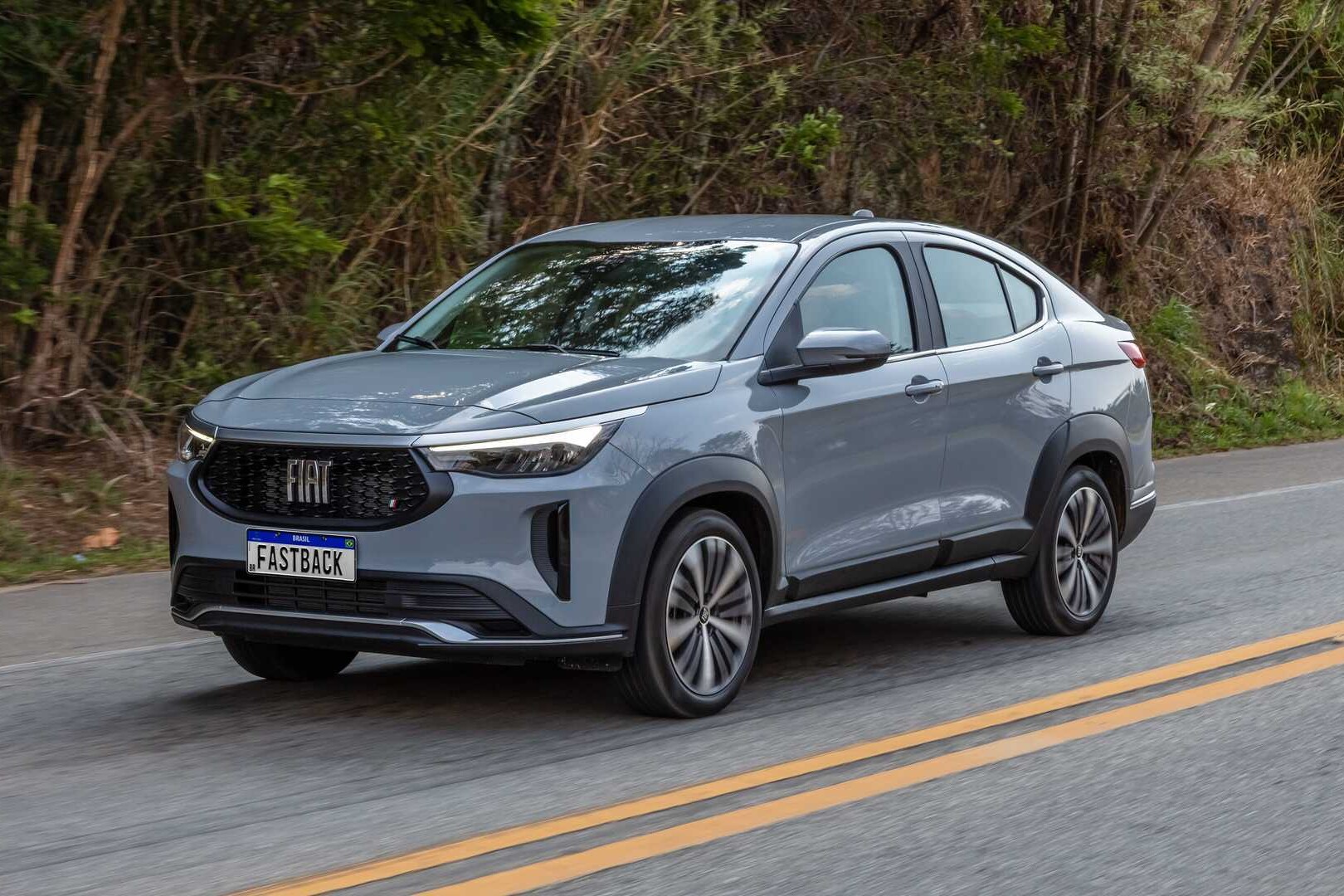 Lei aprovada em 2025 dá isenção para automóveis híbridos e elétricos fabricados em Minas Gerais, como o Fiat Fast Back