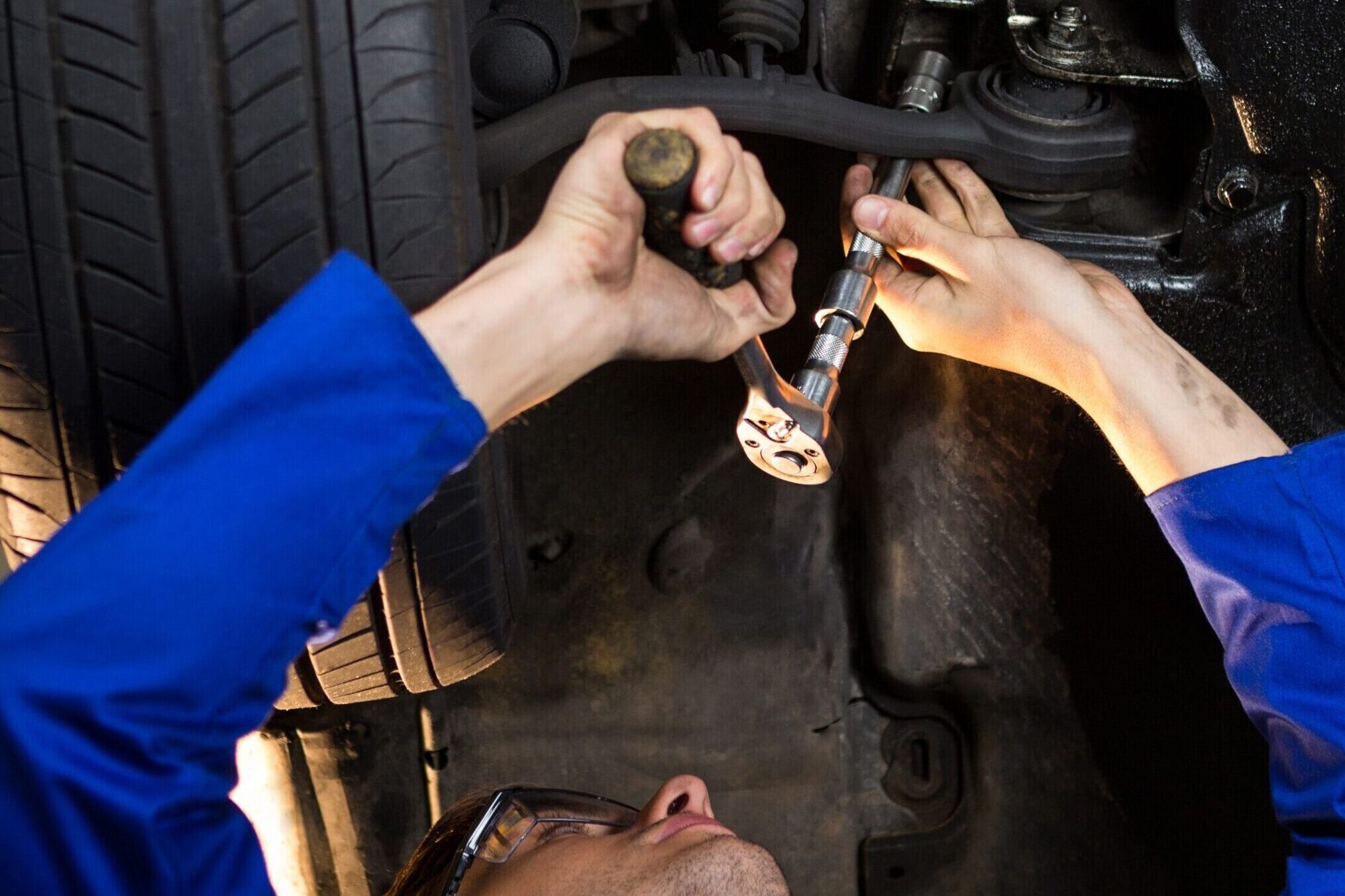 Mecânico reparando suspensão do carro