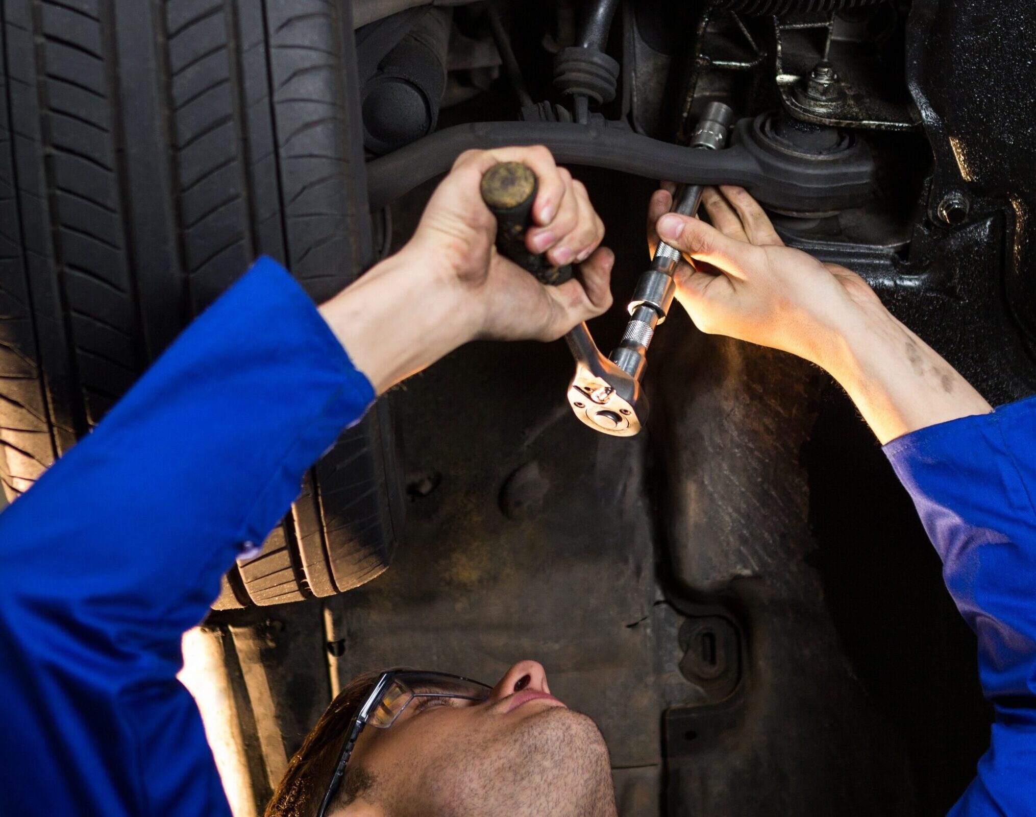 Mecânico reparando suspensão do carro