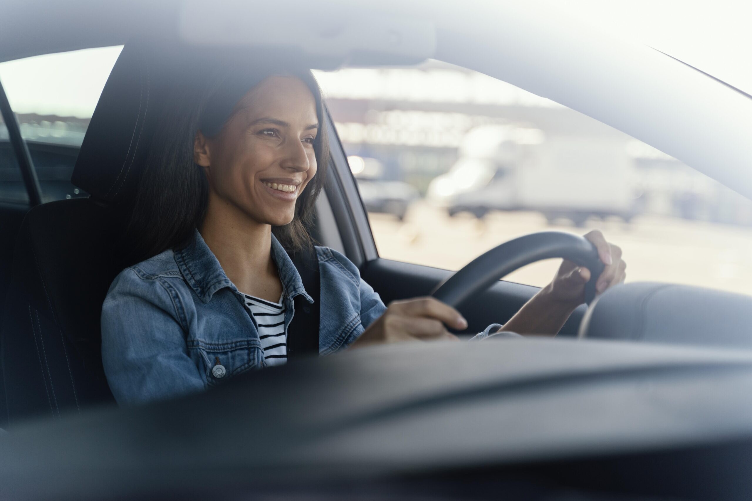 Mulher dirigindo seu carro feliz